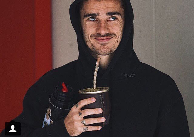 Antoine Griezmann avec sa calebasse à maté en cuir à la main et son thermos à maté sous le bras